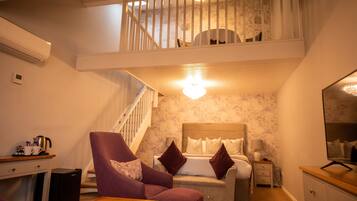 Suite, 1 King Bed | 1 bedroom, desk, laptop workspace, blackout drapes