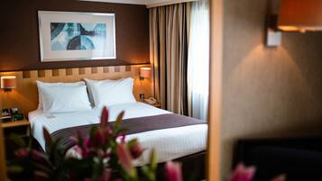 1 bedroom, desk, laptop workspace, blackout drapes