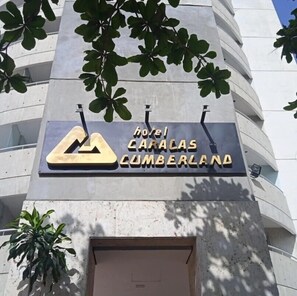 Une enseigne d’hôtel avec un logo représentant une montagne et le nom « CARACAS CUMBERLAND ».