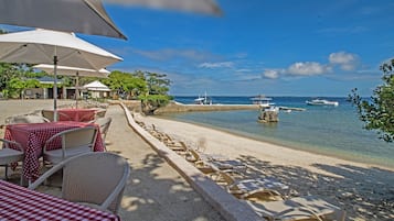 Plage privée, chaises longues, parasols, serviettes de plage
