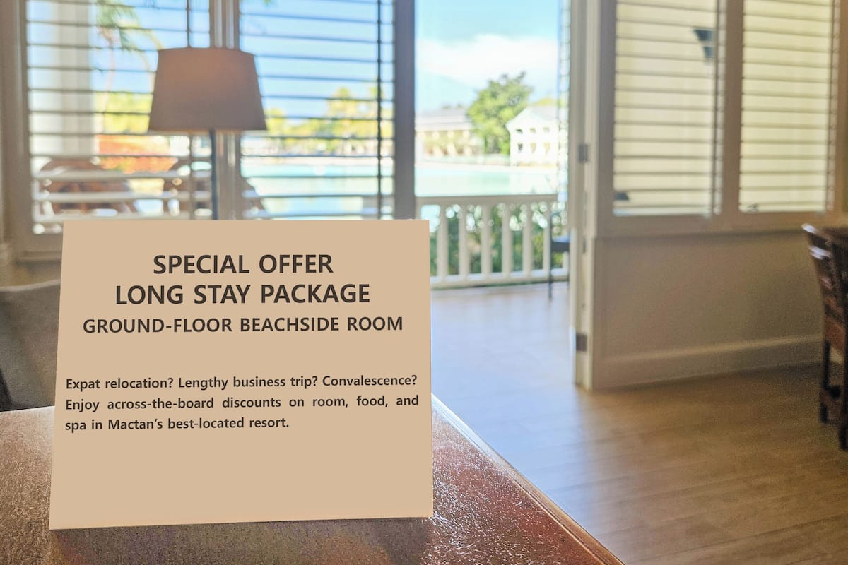 Ein Zimmer mit einem Schild, das ein Langzeitpaket für ein Strandzimmer im Erdgeschoss anbietet.