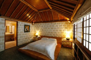 Spa Immersion and Room Package | Coffre-fort, bureau, accès au Wi-Fi (inclus), literie fournie