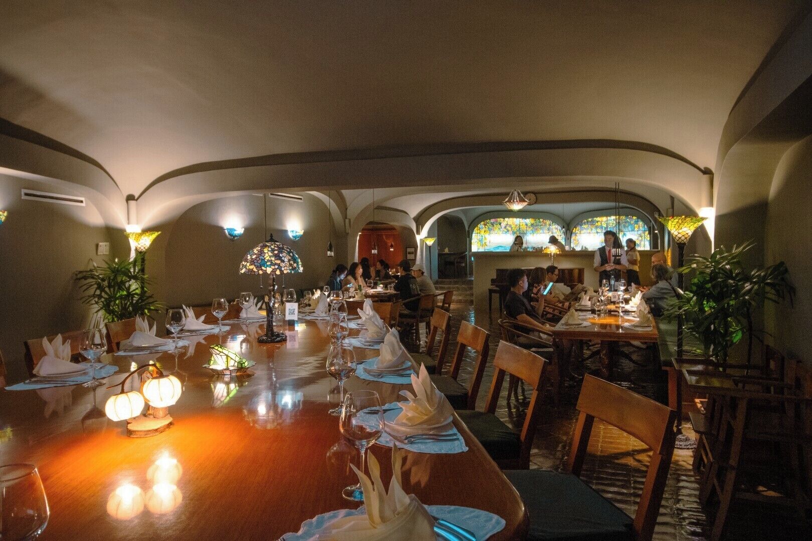 4 restaurants, breakfast, lunch, dinner served; international cuisine