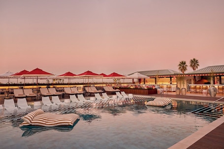 Outdoor pool, pool umbrellas, sun loungers. InterContinental Table Bay Cape Town by IHG