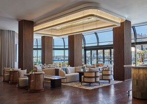 3 restaurants, breakfast served