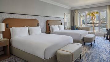 Camera Premium, 2 letti queen, vista montagna (Table Mountain View) | Minibar, una cassaforte in camera, una scrivania, postazione laptop