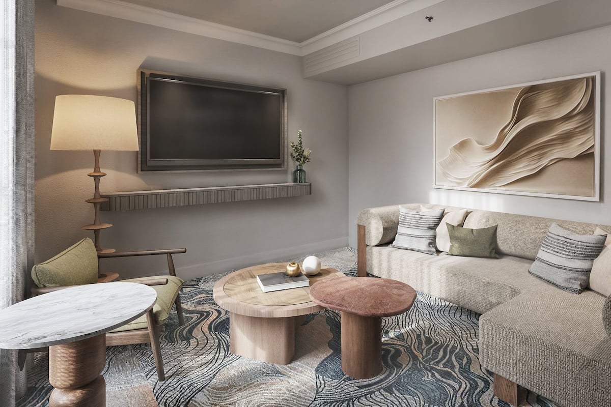 Minibar, odada kasa, masa, dizüstü bilgisayar çalışma alanı