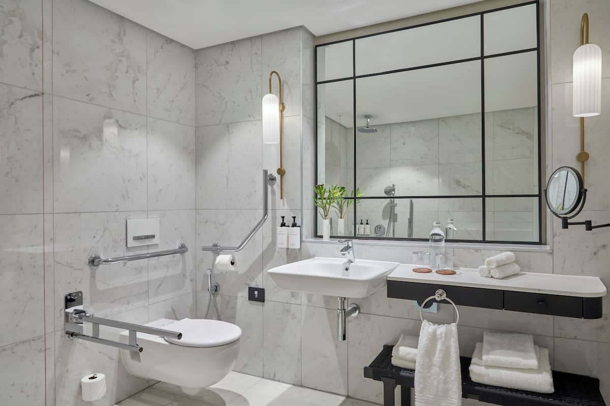 Classic-Zimmer, 2 Einzelbetten | Badezimmer | Badewanne und Dusche (separat), Komfortbadewanne, Regendusche