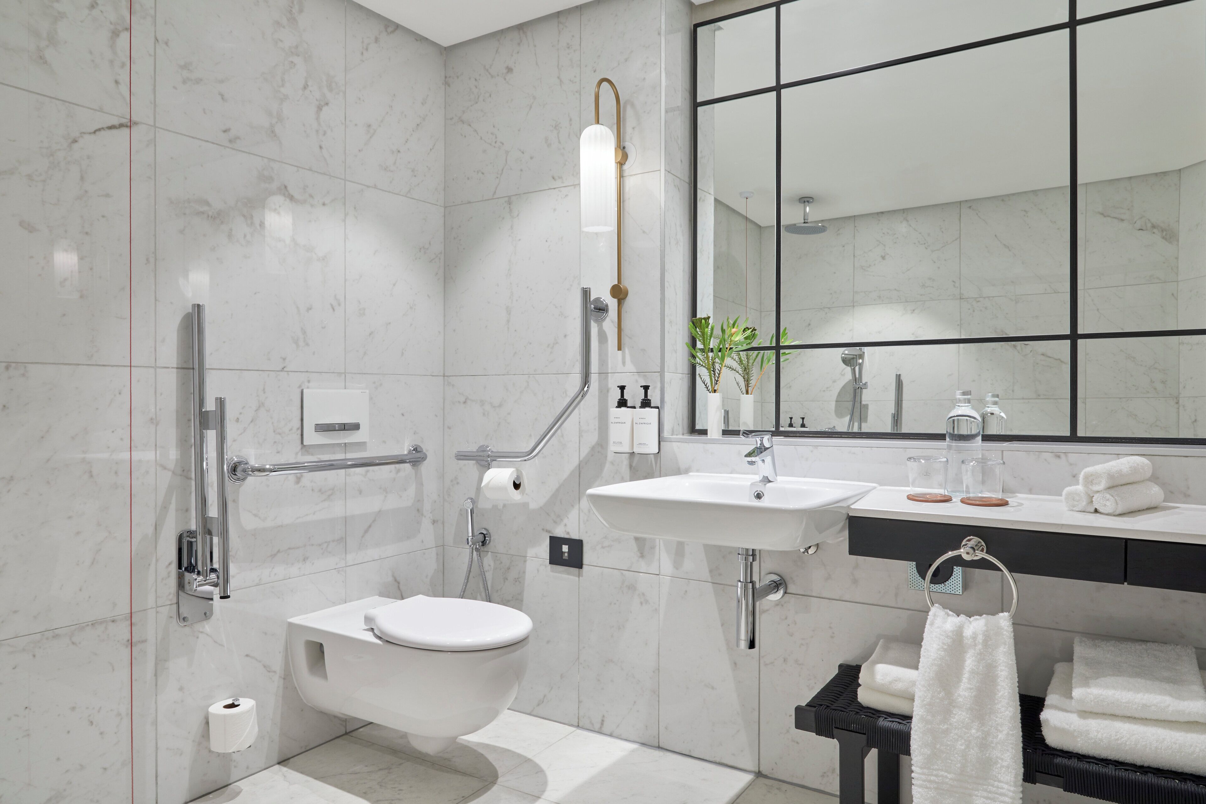 Minibar, caja de seguridad en la habitación y escritorio 