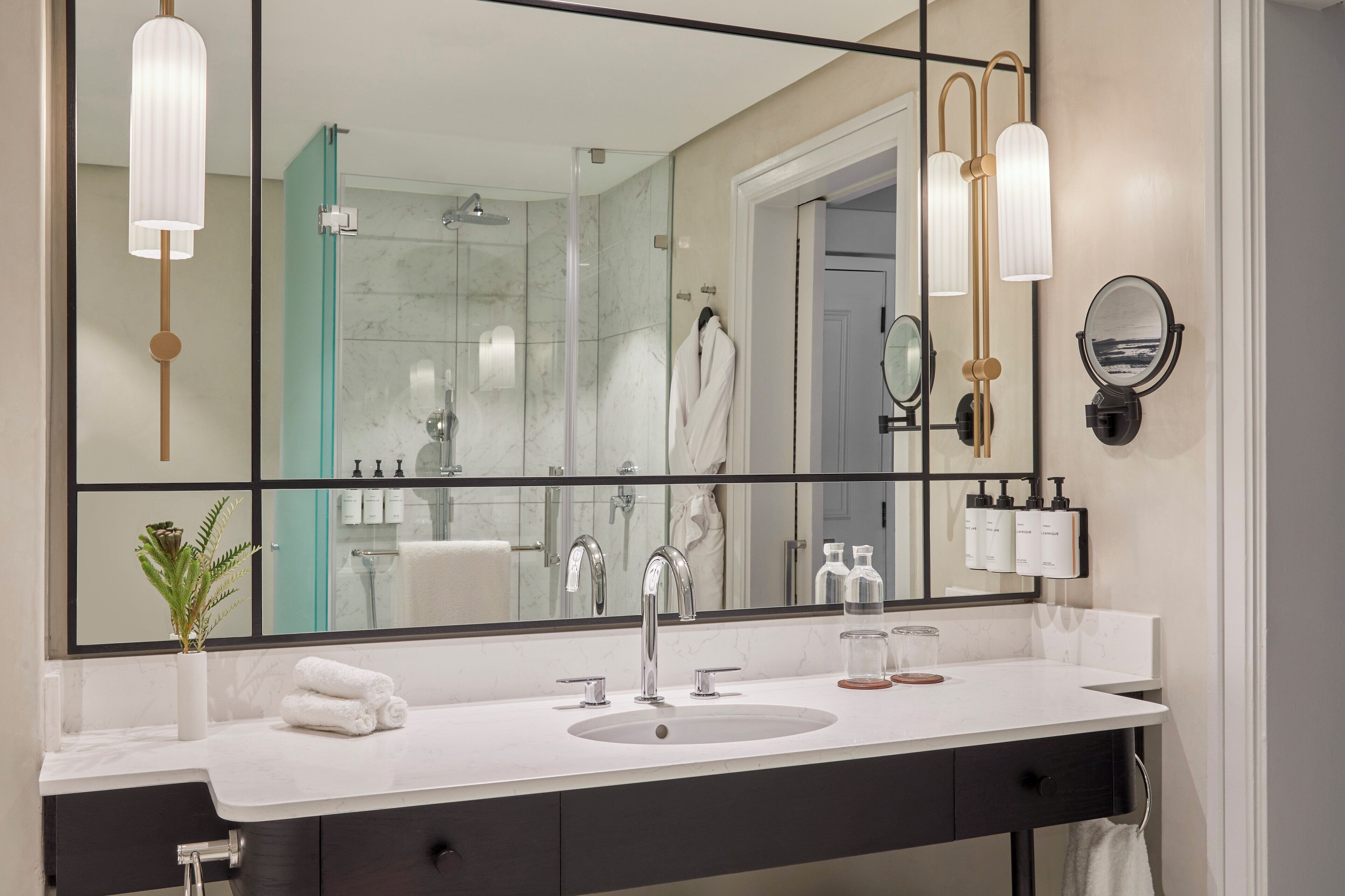 Minibar, caja de seguridad en la habitación y escritorio 