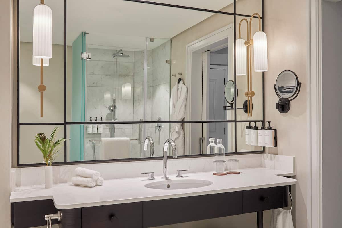 Minibar, coffre-fort, bureau