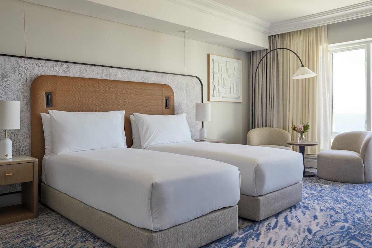 Quarto clássico, 2 camas de solteiro | Frigobar, cofres nos quartos, escrivaninha