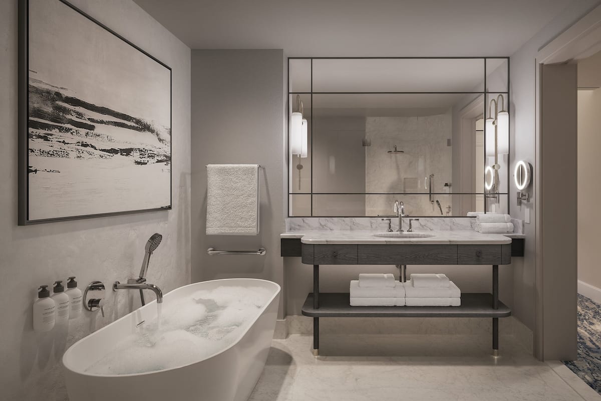 Ayrı küvet ve duş, derin küvet, geniş duş başlığı