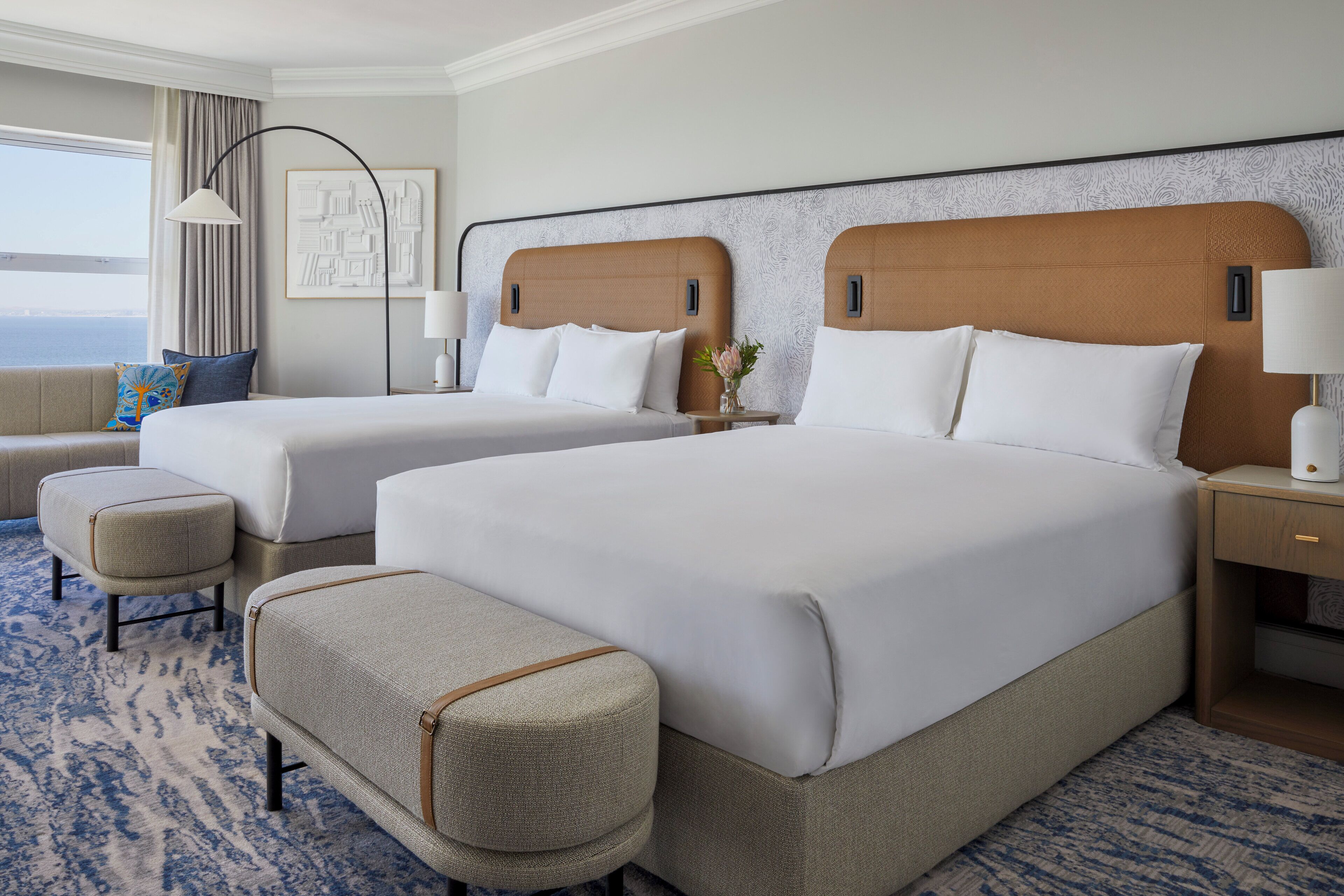 ミニバー、セーフティボックス (室内)、デスク、ノートパソコン用作業スペース