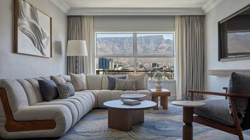 ミニバー、セーフティボックス (室内)、デスク、ノートパソコン用作業スペース