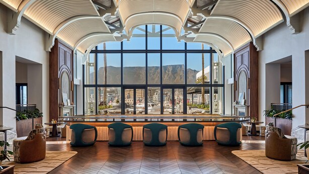 A spacious lobby with a high ceiling, large windows offering a city view, and several seating areas. - InterContinental Table Bay Cape Town by IHG (Cape Town)