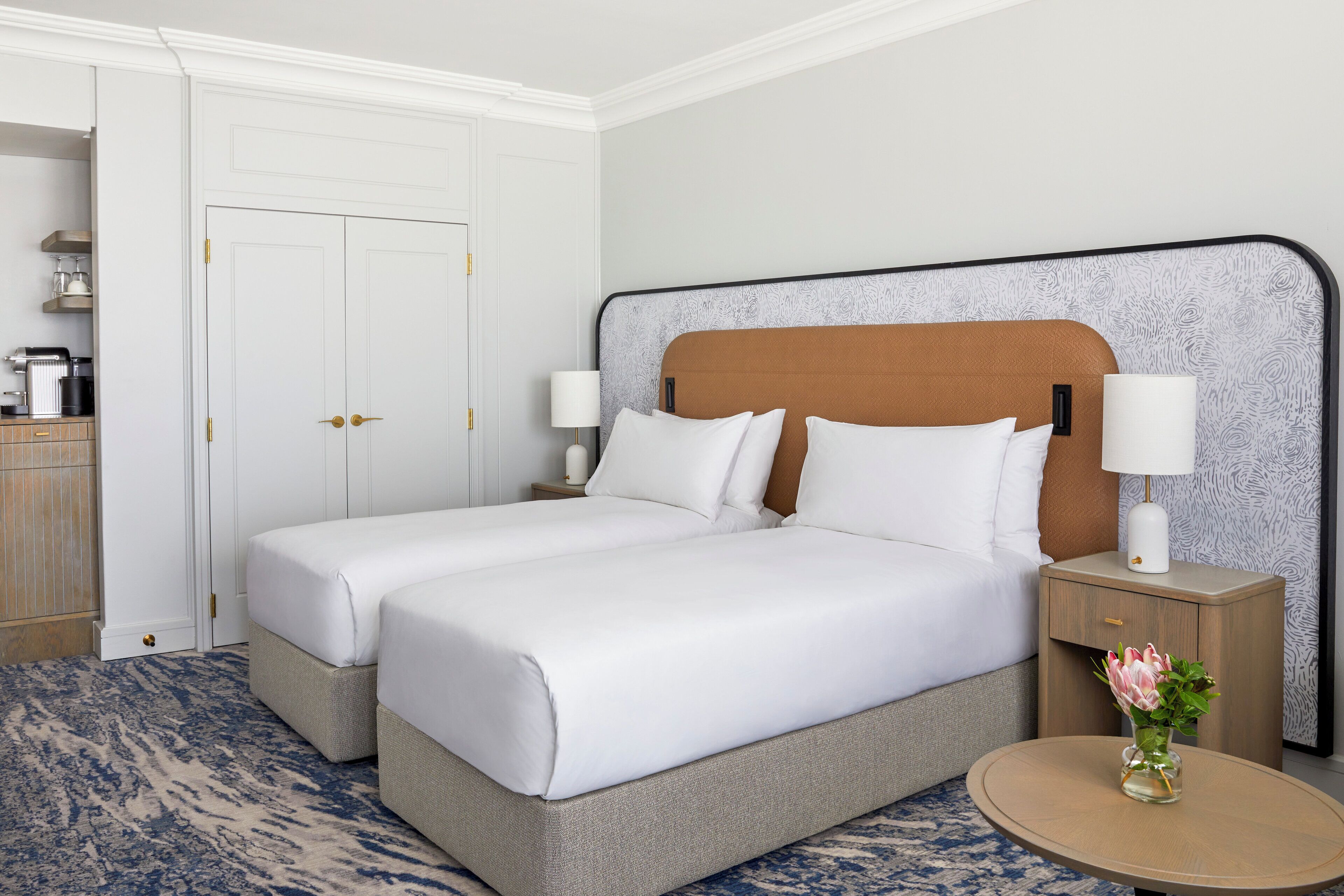 ミニバー、セーフティボックス (室内)、デスク、ノートパソコン用作業スペース