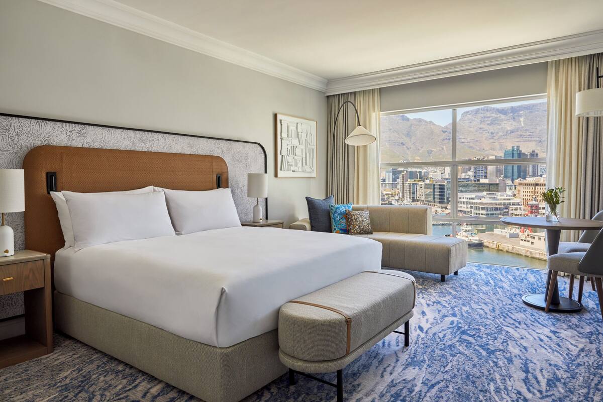 Habitación clásica, 1 cama de matrimonio grande, vistas a la montaña (Table Mountain View) | Minibar, caja fuerte, escritorio y espacio para trabajar con un portátil