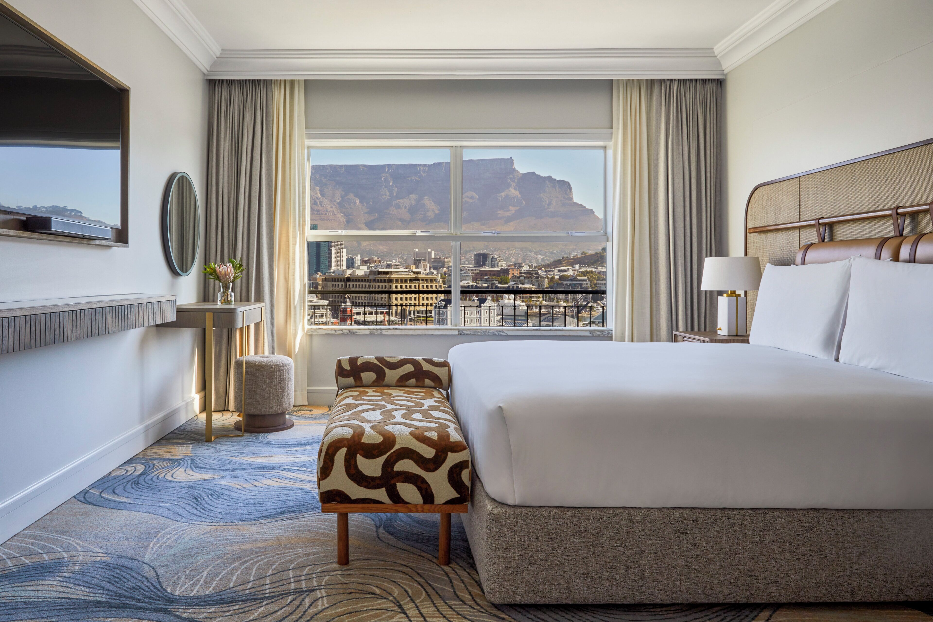 Minibar, una cassaforte in camera, una scrivania, postazione laptop