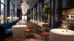 3 restaurants, breakfast served