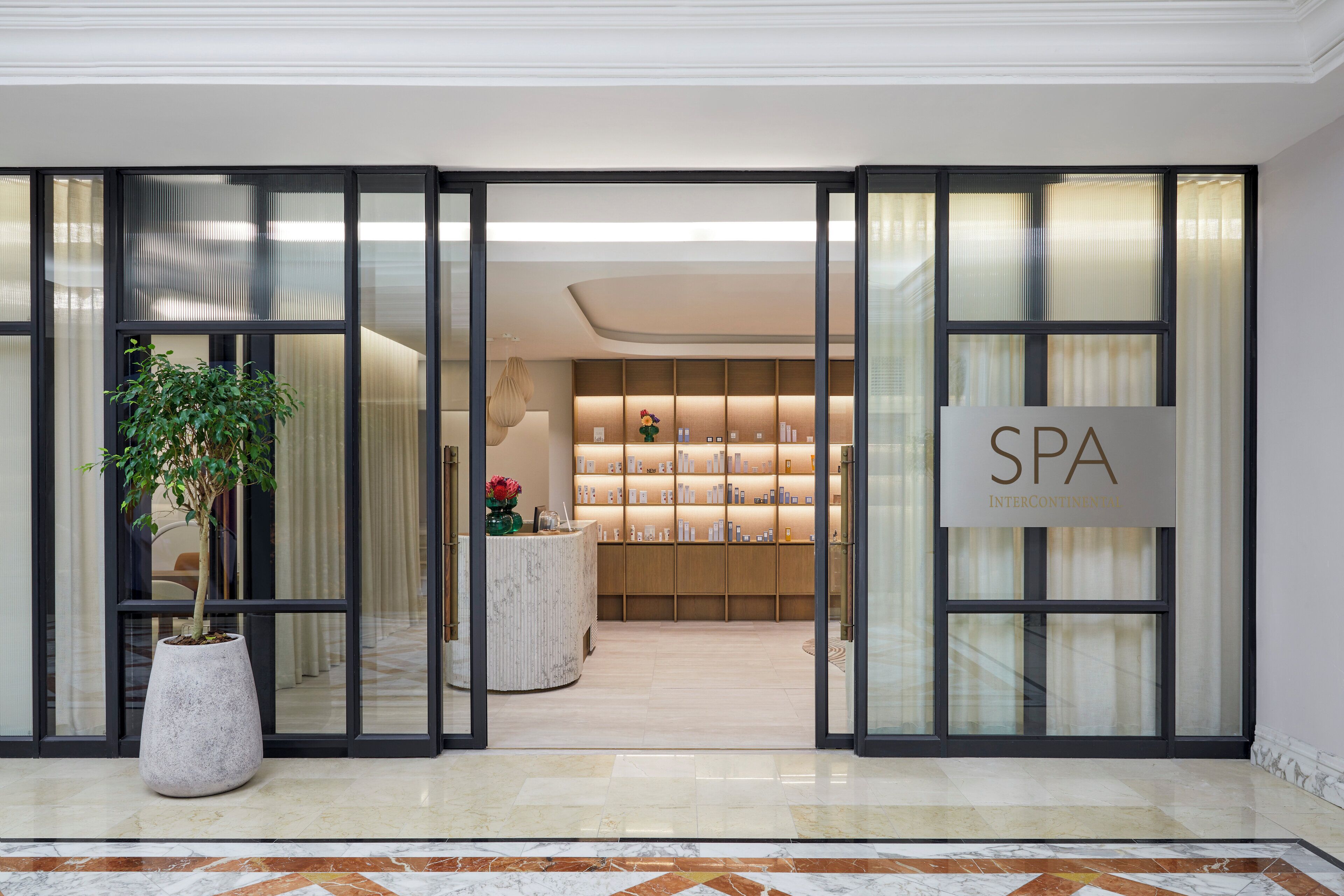 Parihoitohuone(ita), vartalohoitoja, aromaterapiaa, kuumakivihierontaa