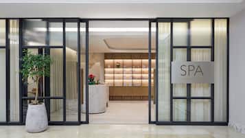 Parihoitohuone(ita), vartalohoitoja, aromaterapiaa, kuumakivihierontaa