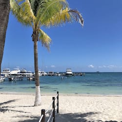 Playa privada, playa de arena blanca, camastros y sombrillas