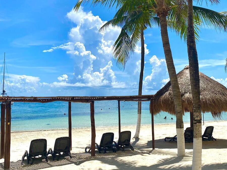 Plage privée, sable blanc, chaises longues, parasols