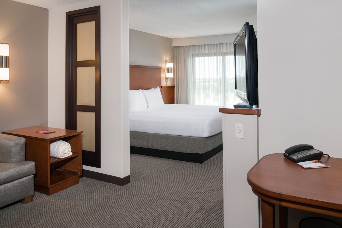 Premium bedding, in-room safe, desk, laptop workspace