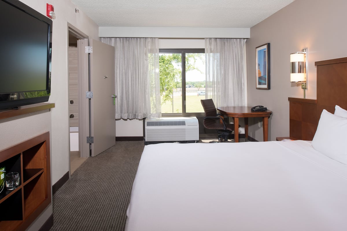 Room, 1 King Bed, Accessible, Bathtub | Premium bedding, in-room safe, desk, laptop workspace