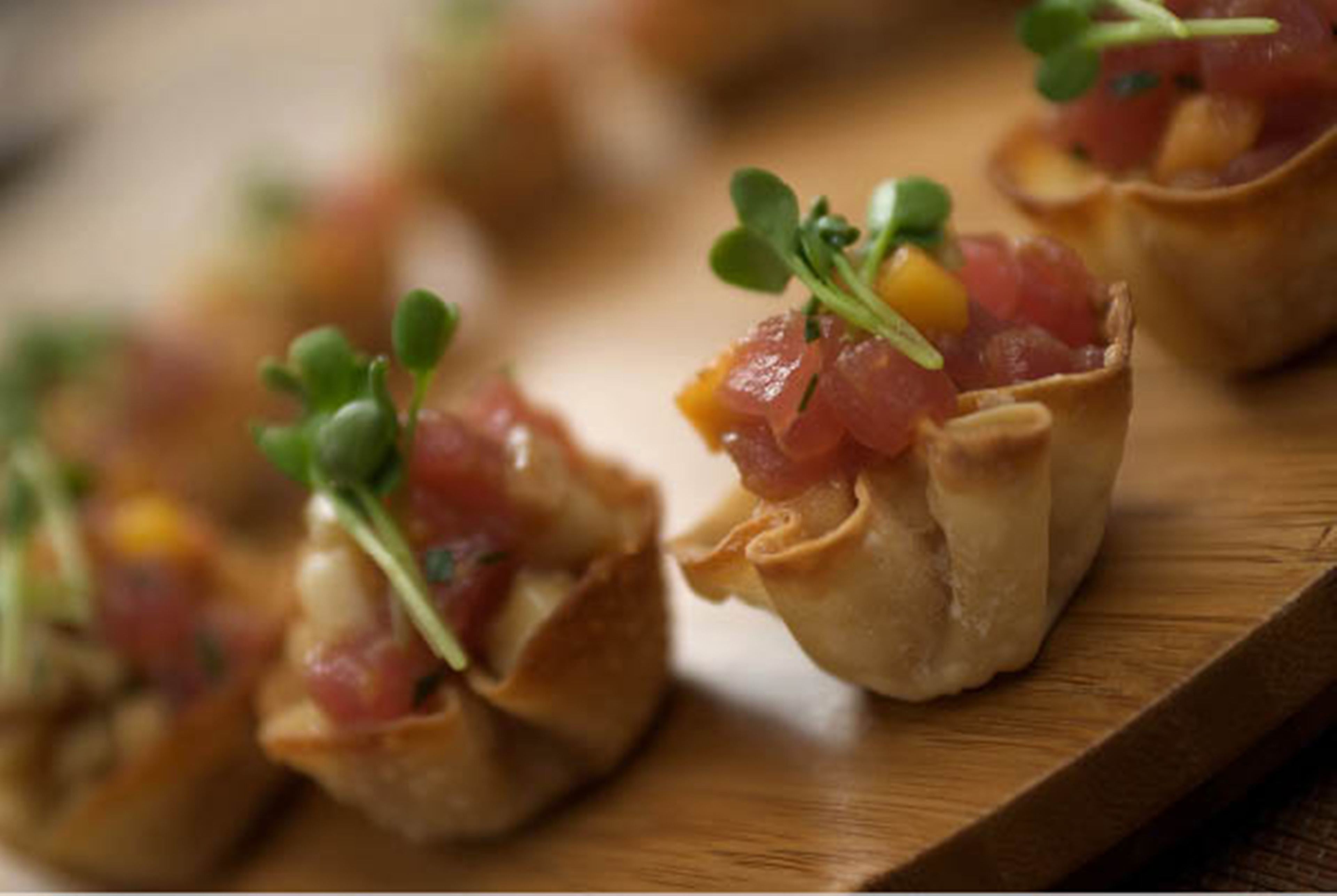 Aperitivos sobre una tabla de madera.