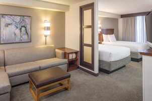 Premium bedding, in-room safe, desk, laptop workspace