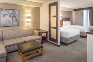 Luxe beddengoed, een kluis op de kamer, een bureau, een laptopwerkplek