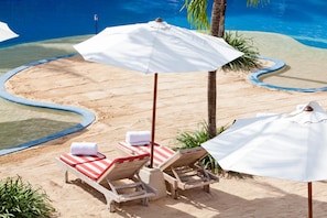 Piscine extérieure, parasols, chaises longues