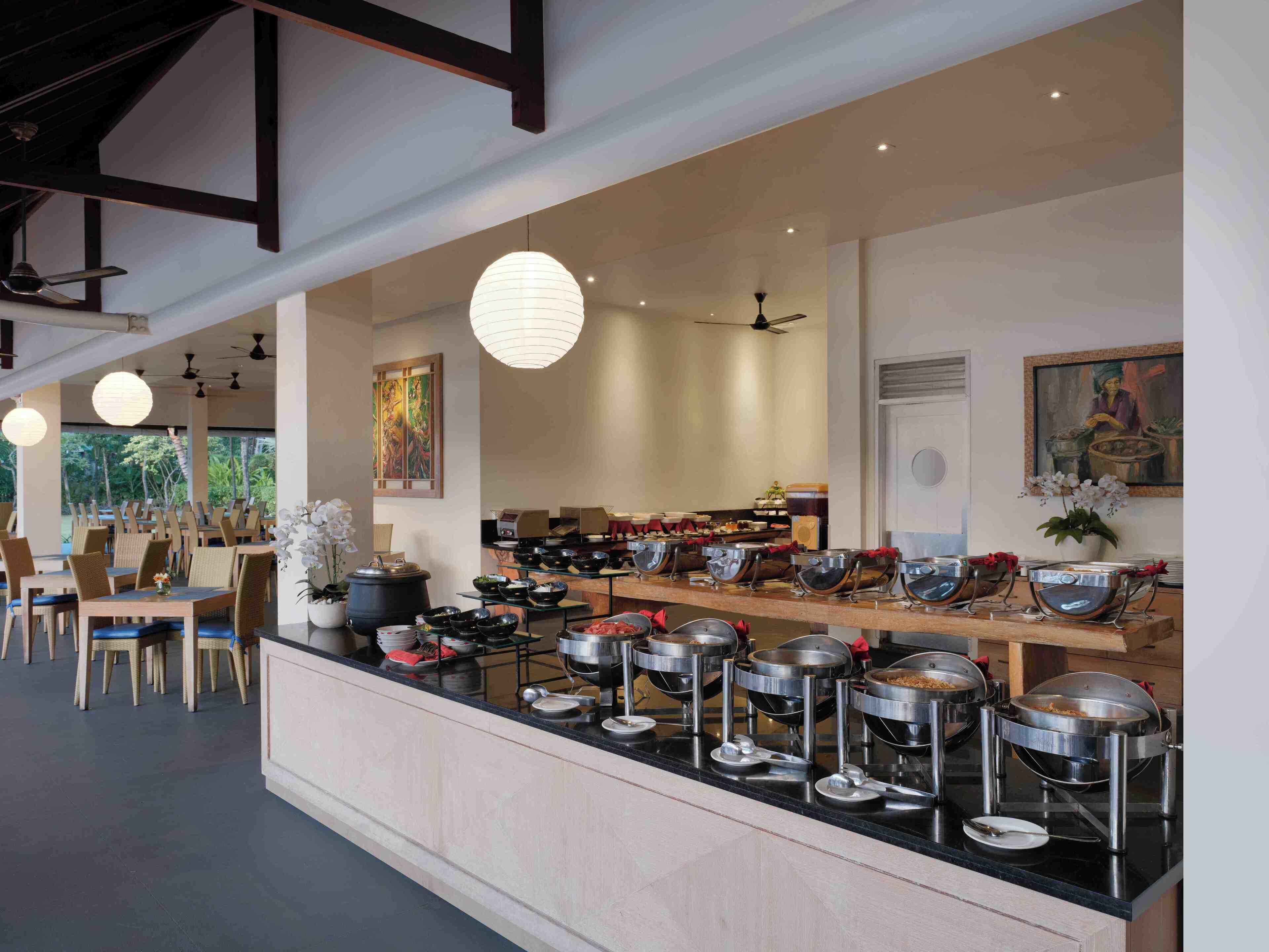 breakfast and lunch served, garden views