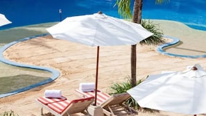 Piscine extérieure, parasols, chaises longues
