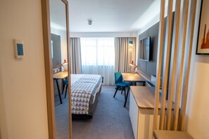 Quarto standard, 1 cama King | Roupas de cama antialérgicas, cofres nos quartos