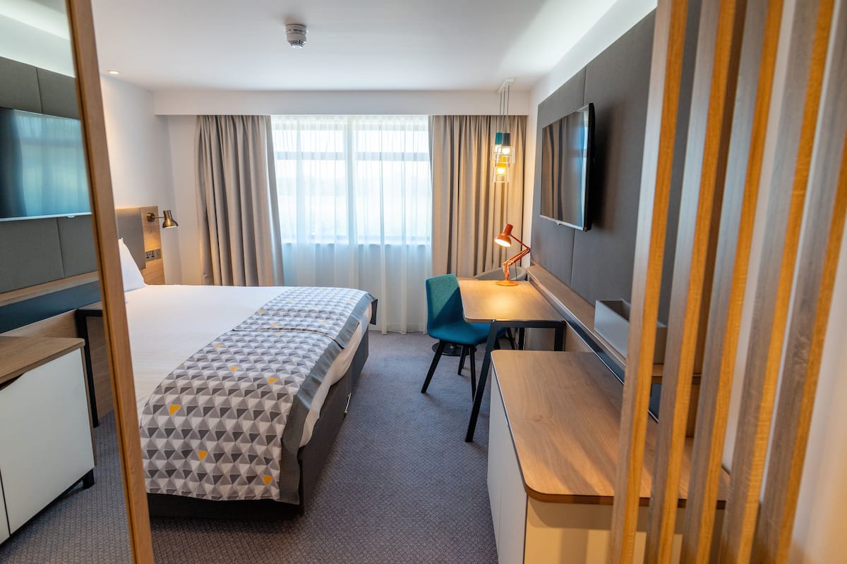 Standard Room, 1 Katil Raja (King) | Peralatan tempat tidur hipoalergenik, peti besi dalam bilik