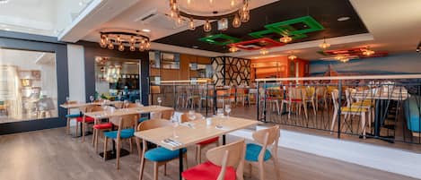 Breakfast, lunch, dinner served; Italian cuisine