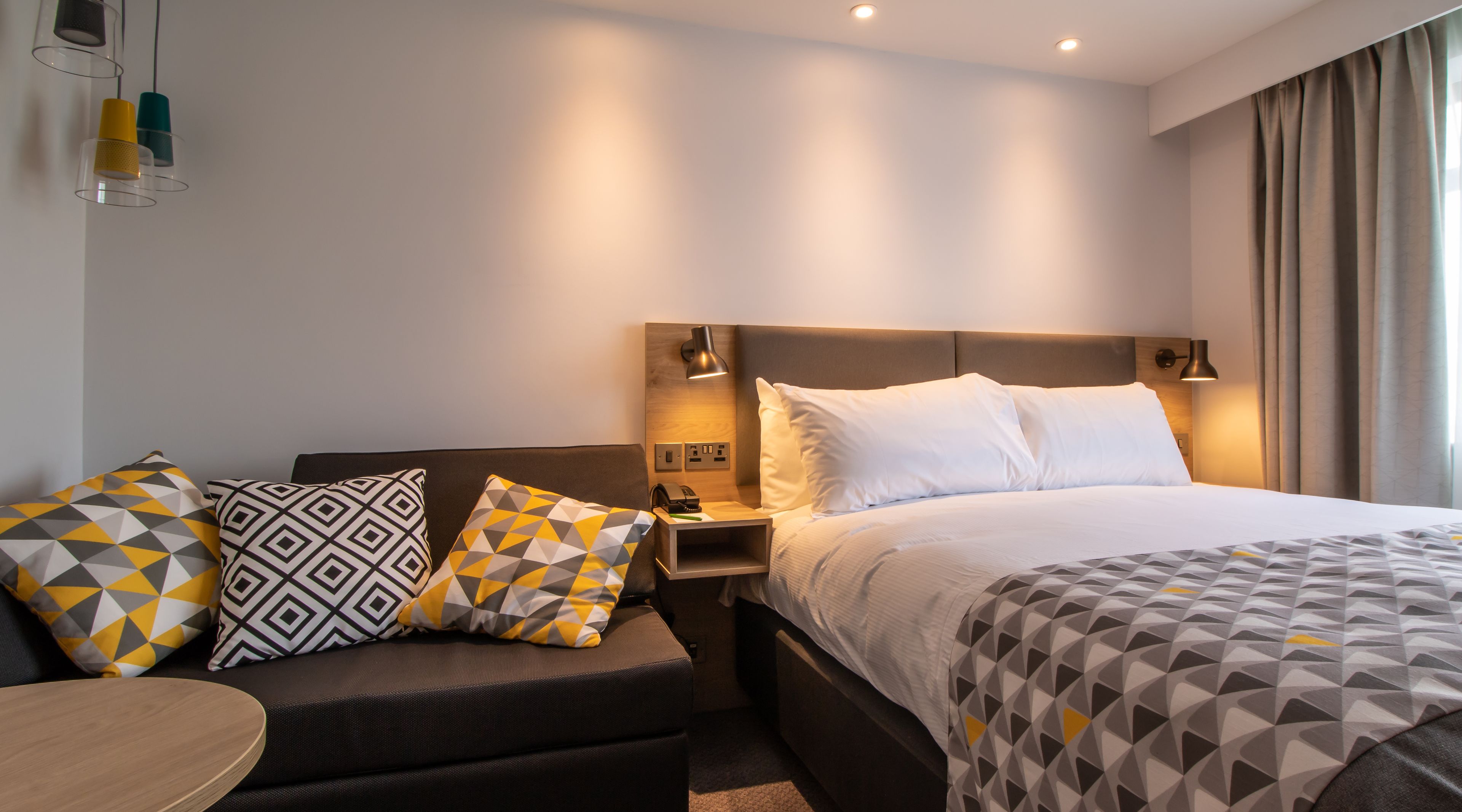 Habitación estándar, 1 cama Queen size y sofá cama | Ropa de cama hipoalergénica y caja de seguridad en la habitación 