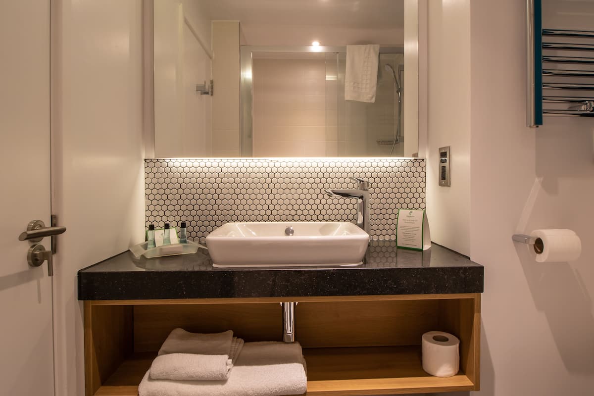 rainfall showerhead, free toiletries, hair dryer, towels