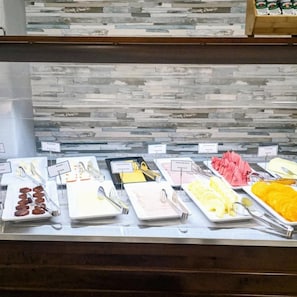 A buffet with various food items and utensils. - Varandas de Albufeira (Albufeira)