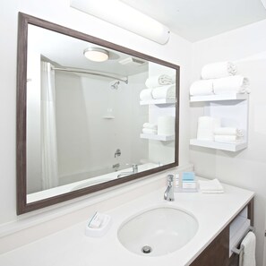 Articles de toilette gratuits, sèche-cheveux, peignoirs