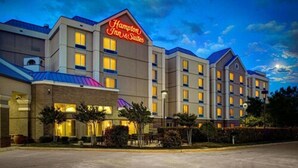 A Hampton Inn & Suites hotel with a modern design, featuring multiple floors and a prominent signage. - Hampton Inn & Suites N. Ft. Worth-Alliance Airport (Fort Worth)