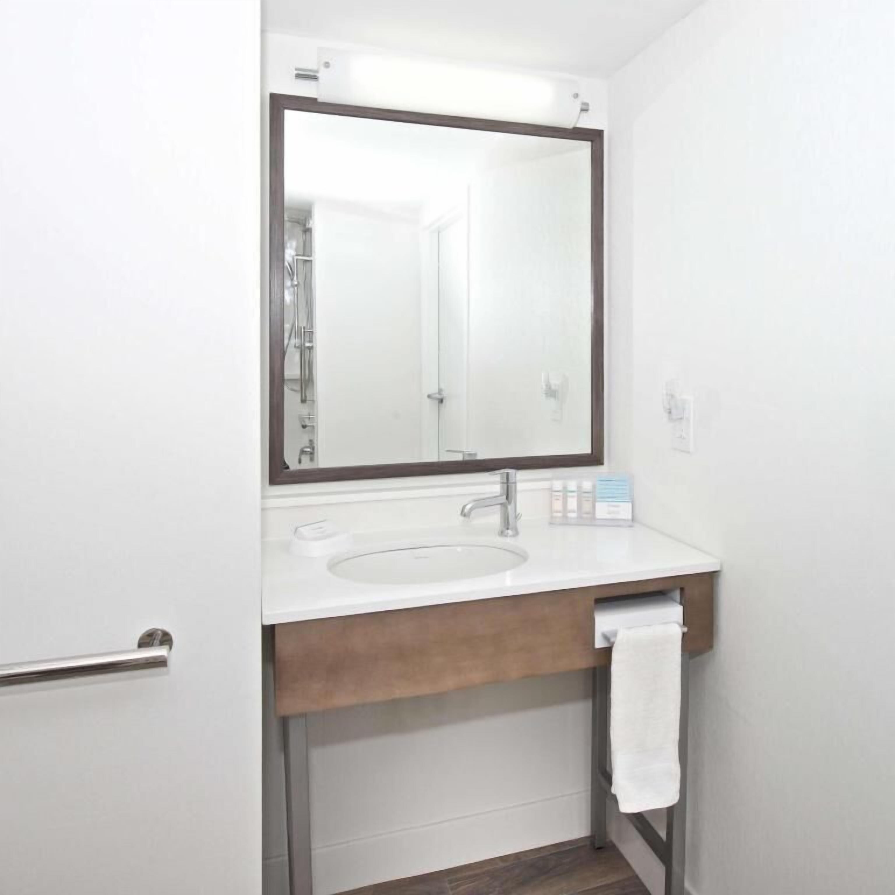 Baño | Amenidades de baño gratuitas, secadora de cabello, batas, toallas 