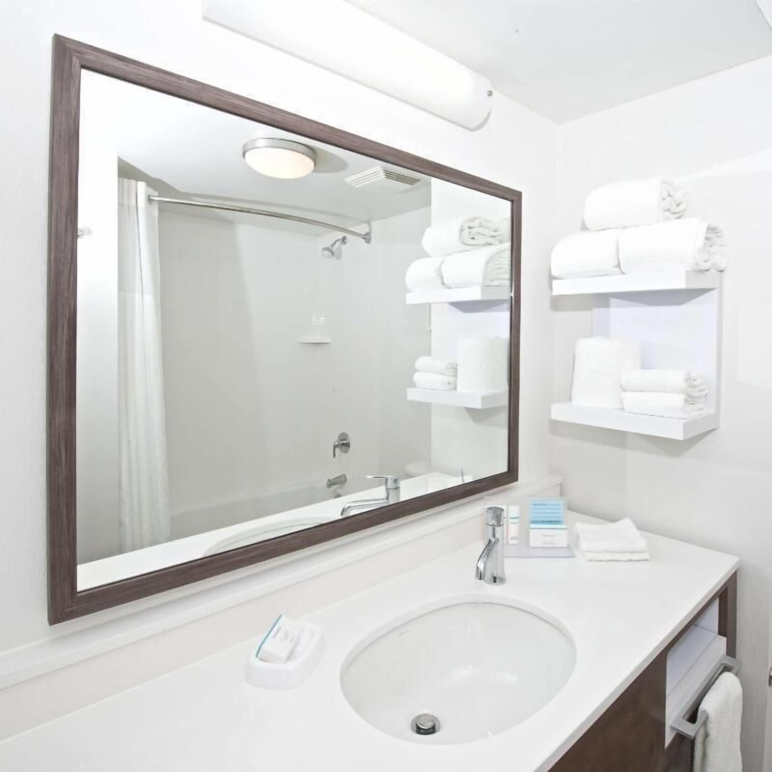 Baño | Amenidades de baño gratuitas, secadora de cabello, batas, toallas 