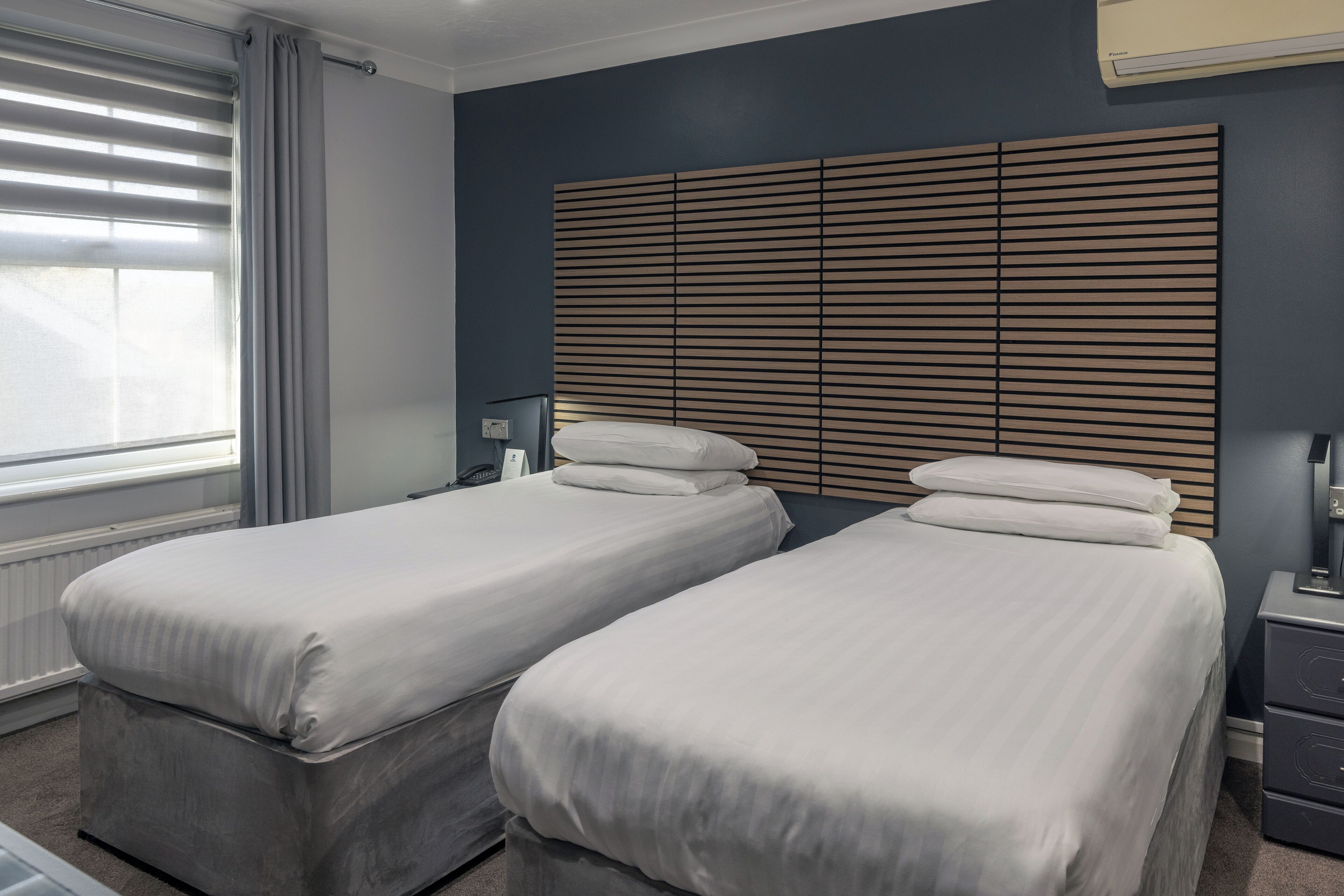 Quarto standard, 2 camas de solteiro, para não fumantes | Escrivaninha, cortinas blackout, ferros/tábuas de passar roupa