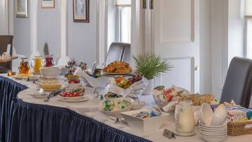 Daily English breakfast (GBP 14.95 per person)