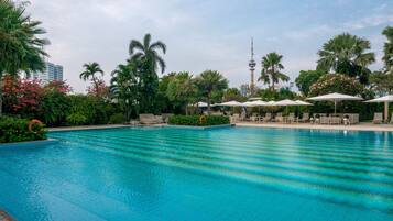 Junior Suite | 屋外プール | 屋外プール、営業時間 6:00 ~ 18:00、カバナ (無料)、プール パラソル