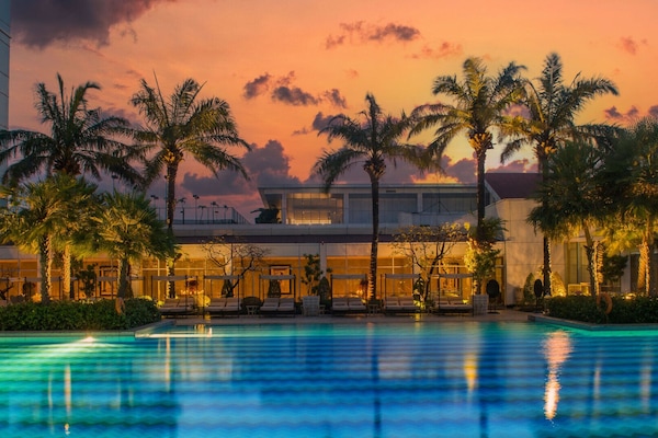 Hồ bơi ngoài trời, mở cửa từ 6:00 đến 18:00, lều miễn phí